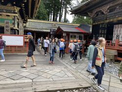日光東照宮に入っていきます。