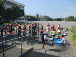 2年生と3年生とすずらん学級児童が交流で水遊び