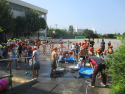 笑顔いっぱいに楽しく、涼しそうに水遊び