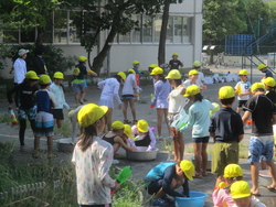 友達や先生に水をかけて遊んだり