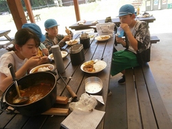 手作りカレーを食べてにっこり。