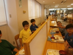 給食と同じくしっかり食べます。
