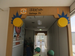 ごみピットをガラス越しに見学です