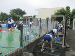 雲が多く、雨の降りそうな天気の中、それぞれの担当に分かれて1年ぶりにプールの門を開きました