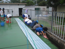 プールサイドや側溝