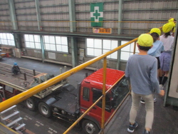 製品を積み込んで運ぶトラックです
