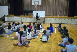 講師の方の演奏をじっくり見ています。