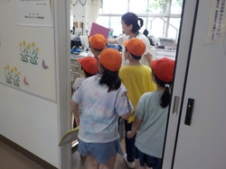 2年生と1年生が、学校探検を行いました。