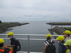 境川が東京湾につながっていることを知り、驚いた様子で