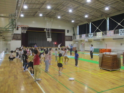 体育館で体験です。