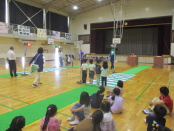4人ずつで体験していきます。