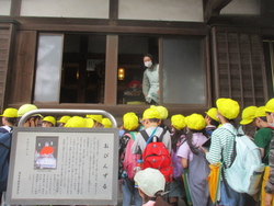 宝城院では、よくなりたいところをおびんづる様の火の玉で撫で