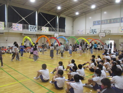 1年生が6年生と退場
