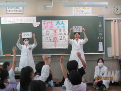 説明を聞く児童