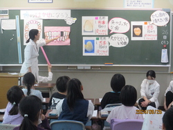 歯の大切さを考える児童