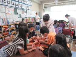 歯磨きの仕方を話し合う児童