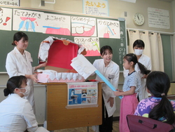 歯磨きの仕方を発表する児童