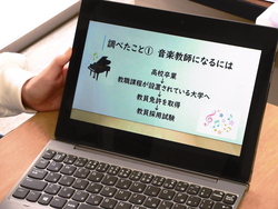 働く