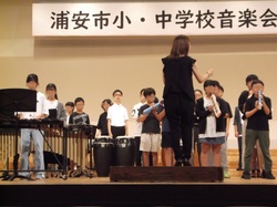 6年生の真剣な演奏姿は、見ている人、聴いている人を感動させました。