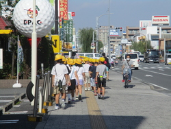 街を歩く子供たち