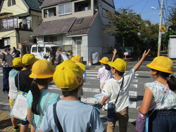 探検するこども