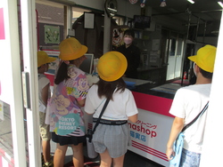 お店に入る子供