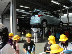 工場を見学する子供