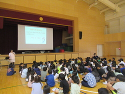 講演を聞く児童