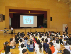 講演を聞く児童