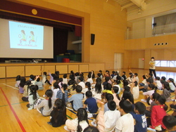 講演を聞く児童