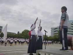 応援団長が手を挙げている