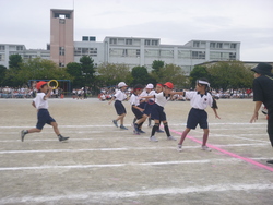 バトンを渡している