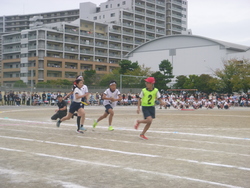バトンを渡している