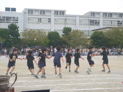 手を組んで踊っている