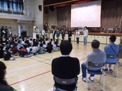 コミュニティ・スクール委員のみなさんに全校集会を見ていただきました。