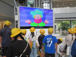 見学する児童