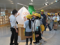 見学する児童