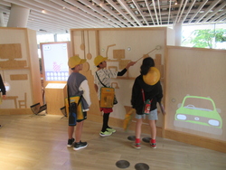 見学する児童