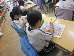 答え合わせをする子ども