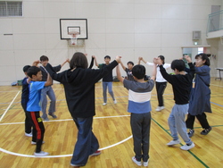 踊る男子