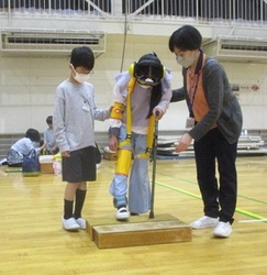 高齢者グッズを身に着けて段差を乗り越えます