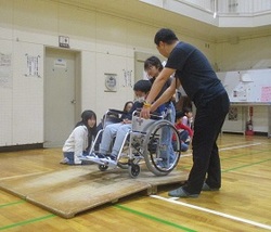車いすで坂を上って下ります。