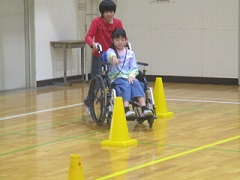 車いすでコーンの間を通り抜けます