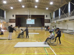 車いすで段差を越えます