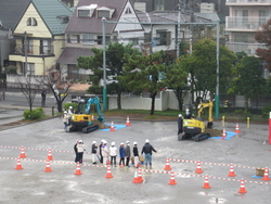 バックホウを運転する子供