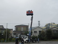 高所作業車に乗る子供