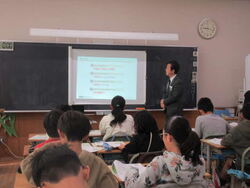 銀行の仕事について学ぶ児童