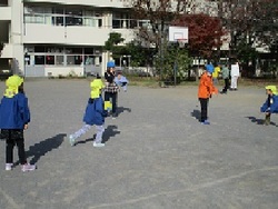 校庭でボール遊び