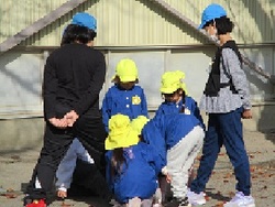 みんなで集まって相談？