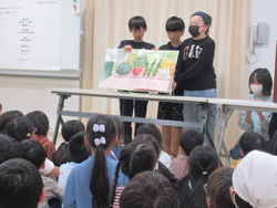 読み聞かせをする児童